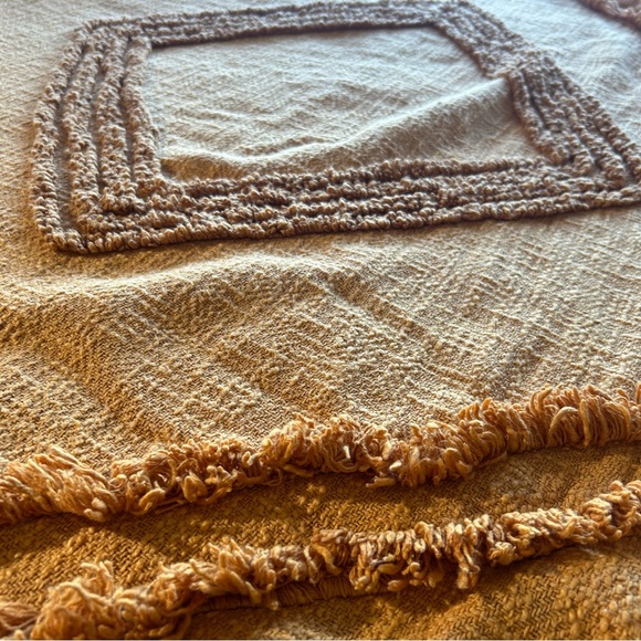 URBAN OUTFITTERS Aden Tufted Throw Blanket Handloom Cotton with Tassels
#0911241 - Picture 9 of 17